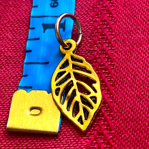 5/$10❤️❤️❤️NEW BRASS LEAF CHARM PENDANT - Picture 2 of 2